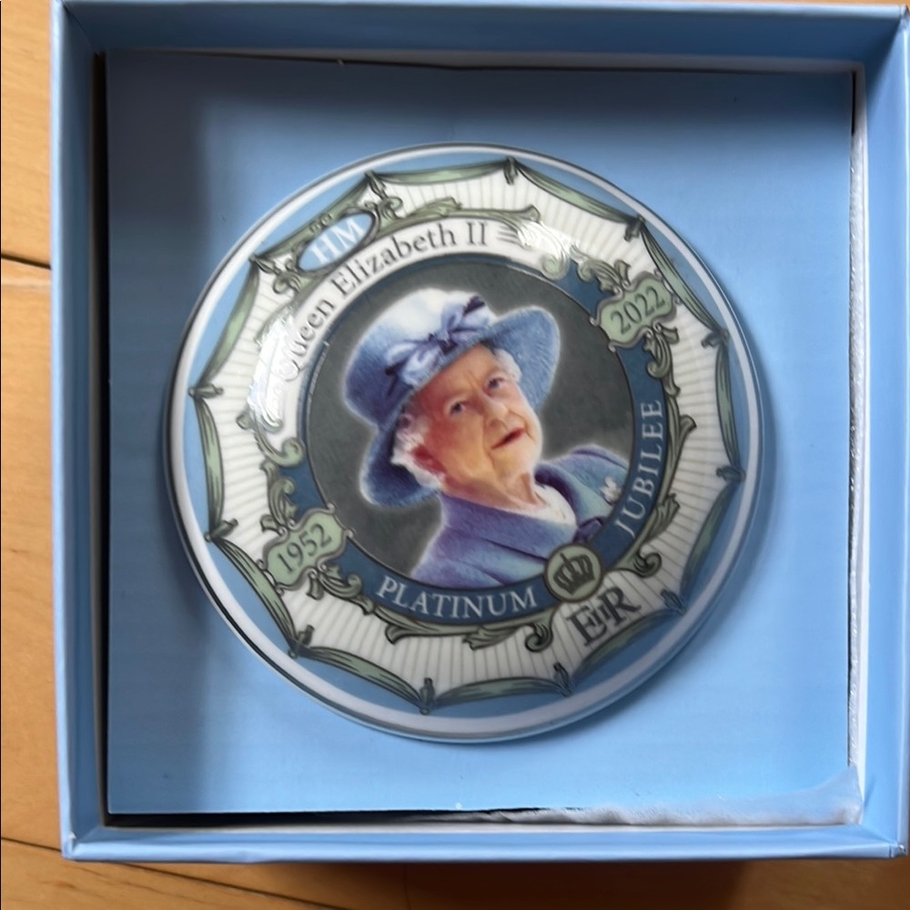 Queen Elizabeth Platinum Jubilee trinket box